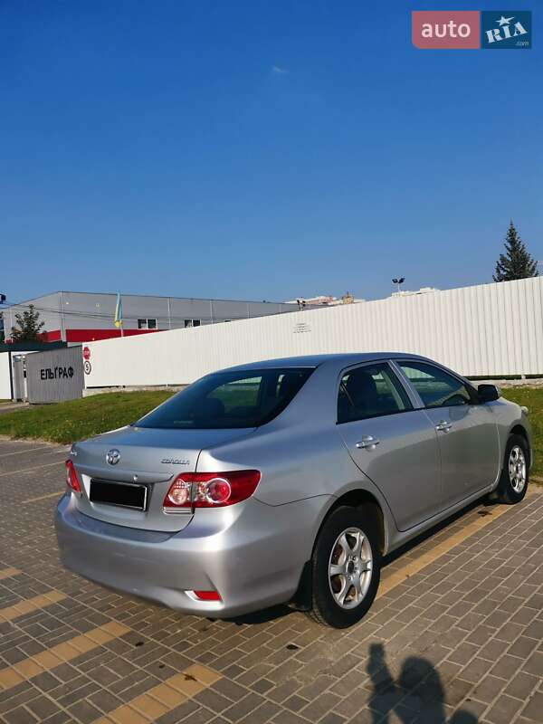 Седан Toyota Corolla 2011 в Львове