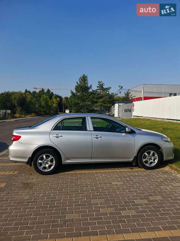 Седан Toyota Corolla 2011 в Львове