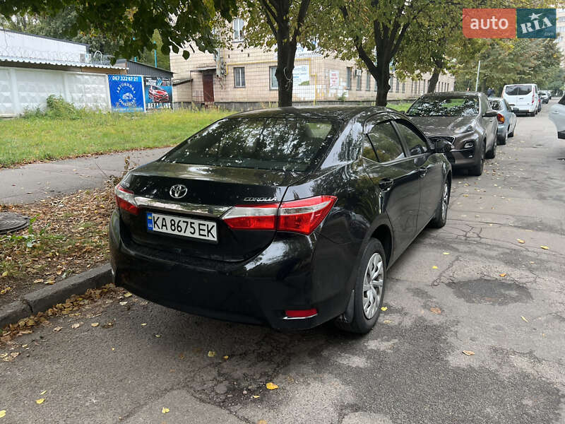 Седан Toyota Corolla 2015 в Ирпене