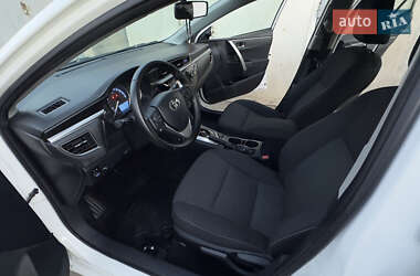 Седан Toyota Corolla 2015 в 