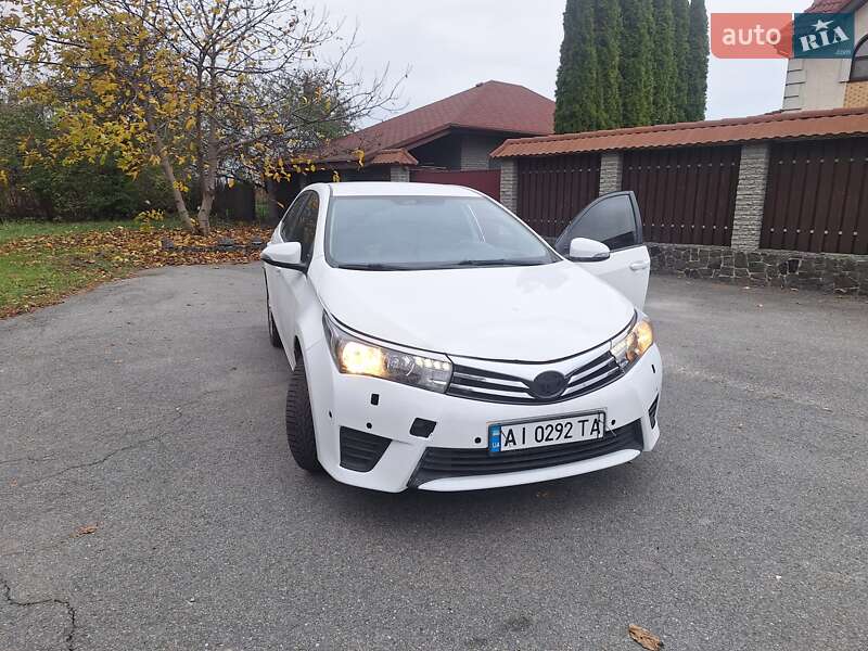 Седан Toyota Corolla 2013 в Киеве