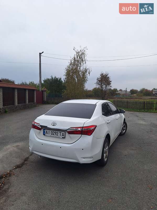 Седан Toyota Corolla 2013 в Киеве