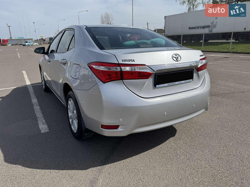 Седан Toyota Corolla 2015 в Киеве