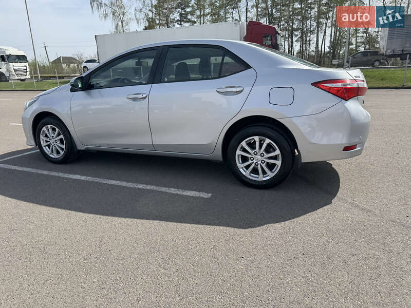 Седан Toyota Corolla 2015 в Киеве