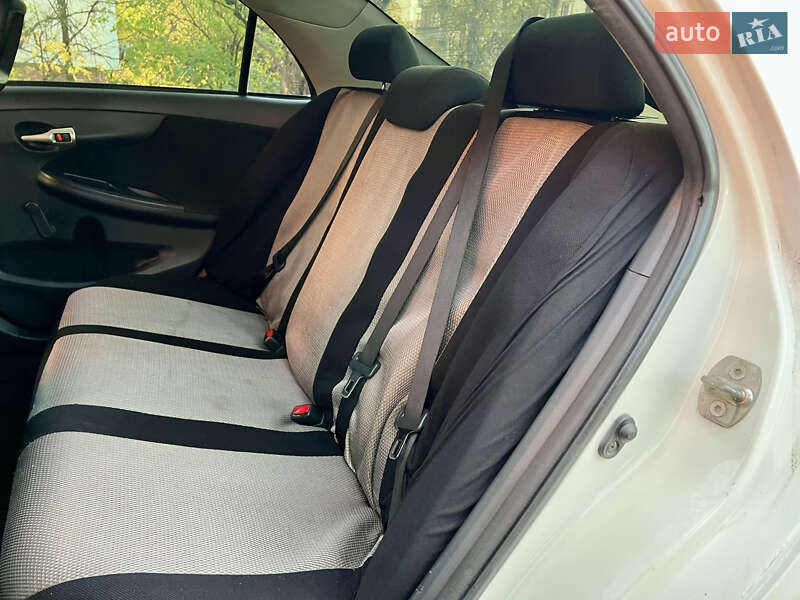 Седан Toyota Corolla 2012 в Львові