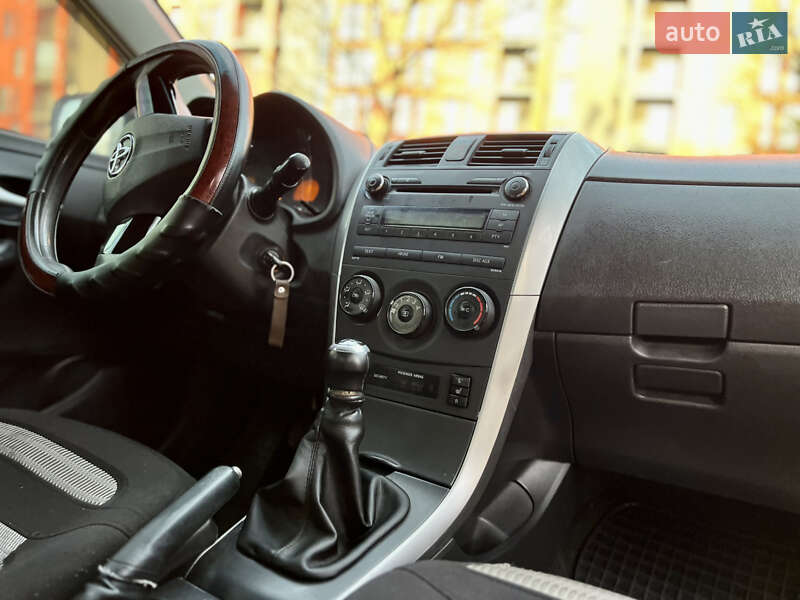 Седан Toyota Corolla 2012 в Львові