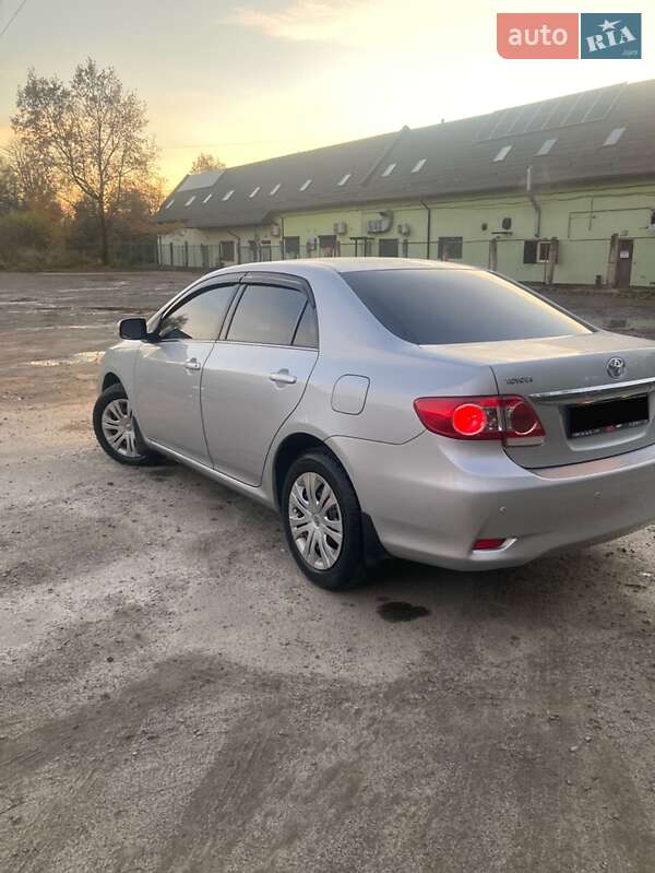 Седан Toyota Corolla 2010 в Львові