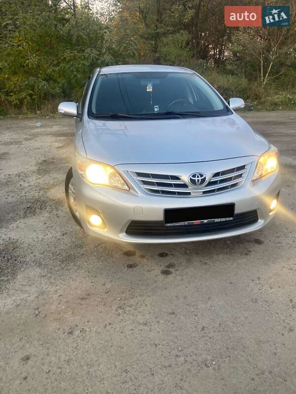 Седан Toyota Corolla 2010 в Львові