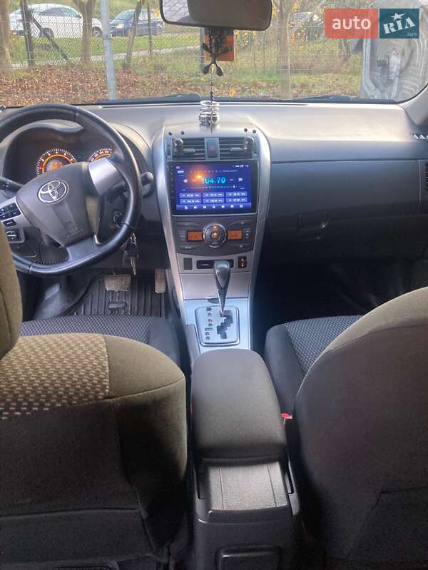 Седан Toyota Corolla 2010 в Львові