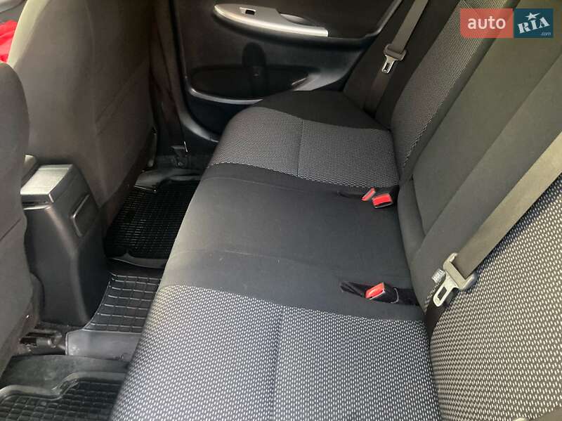 Седан Toyota Corolla 2010 в Львові