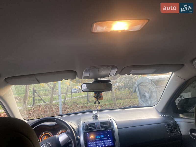 Седан Toyota Corolla 2010 в Львові