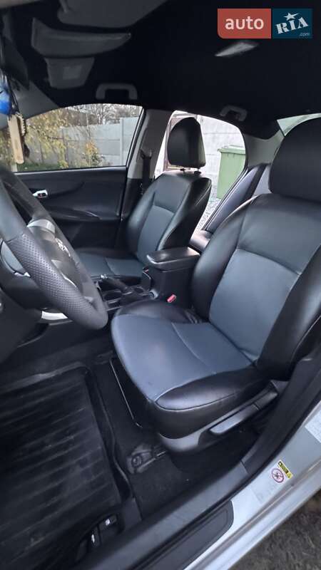 Седан Toyota Corolla 2011 в Ровно