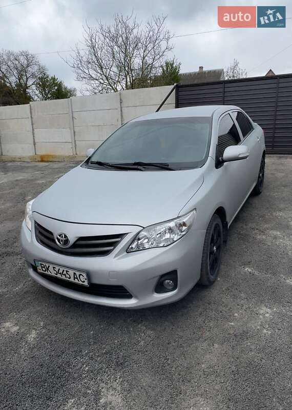 Седан Toyota Corolla 2011 в Ровно
