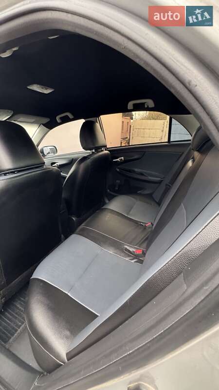 Седан Toyota Corolla 2011 в Ровно