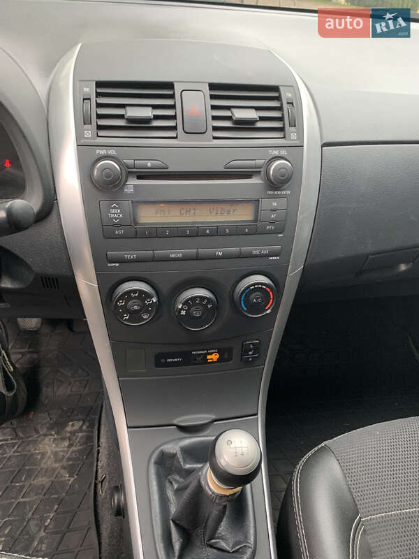 Седан Toyota Corolla 2011 в Дрогобыче