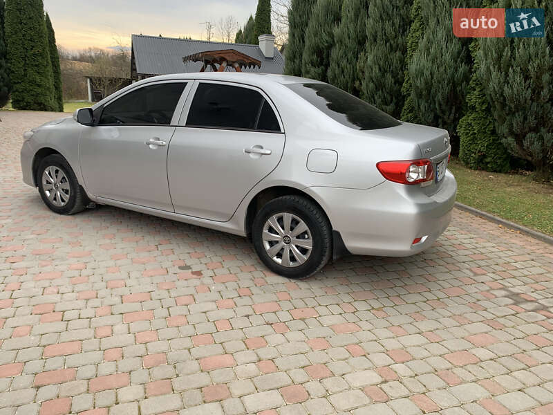 Седан Toyota Corolla 2011 в Дрогобыче