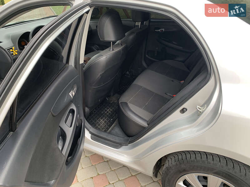 Седан Toyota Corolla 2011 в Дрогобыче