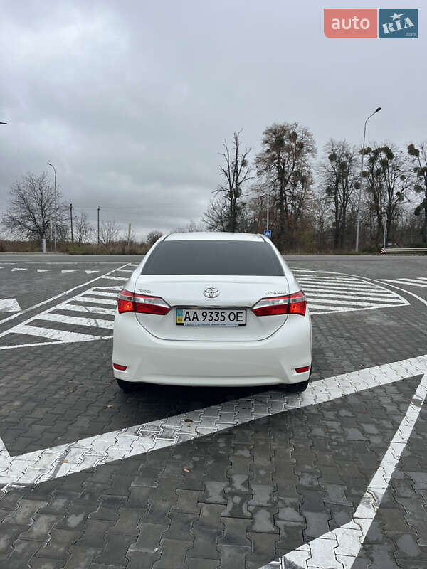 Седан Toyota Corolla 2013 в Тульчине