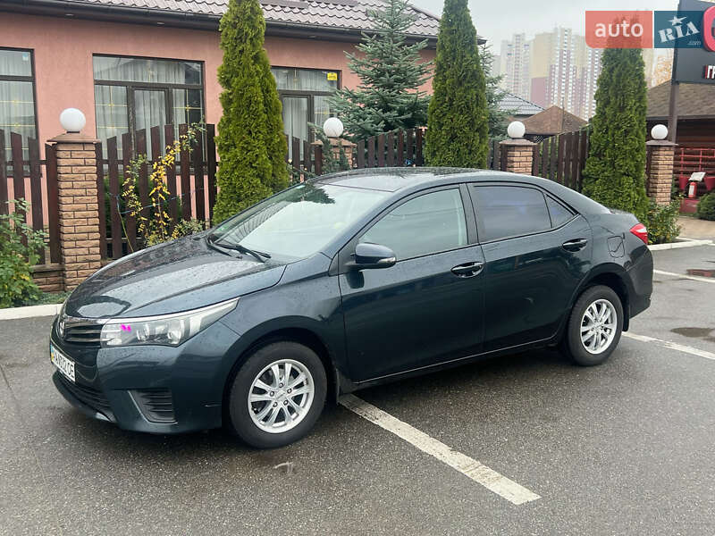 Седан Toyota Corolla 2013 в Киеве