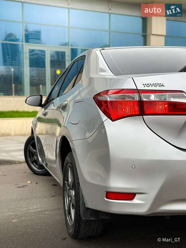 Седан Toyota Corolla 2014 в Днепре