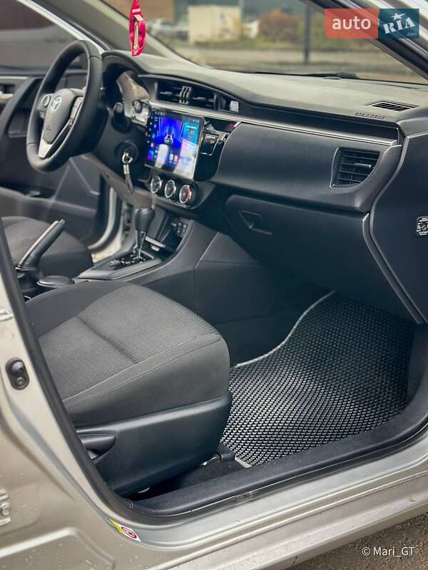 Седан Toyota Corolla 2014 в Днепре