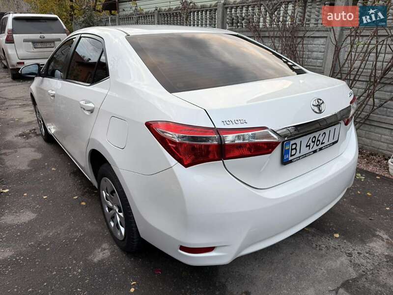 Седан Toyota Corolla 2015 в Краснограде