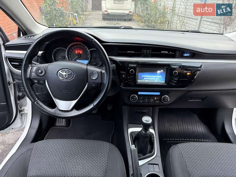 Седан Toyota Corolla 2015 в Краснограде