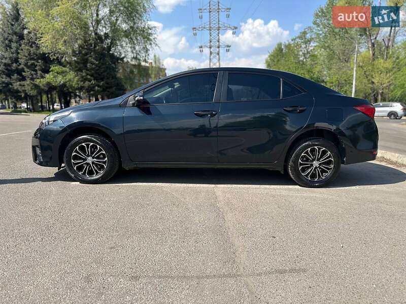 Седан Toyota Corolla 2014 в Днепре