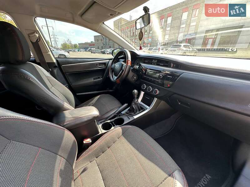 Седан Toyota Corolla 2014 в Днепре