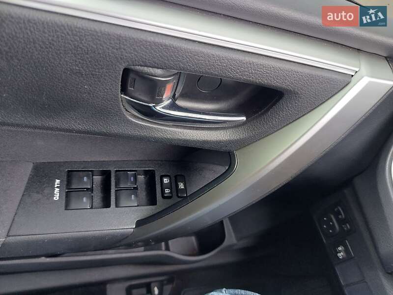 Седан Toyota Corolla 2015 в Полтаве