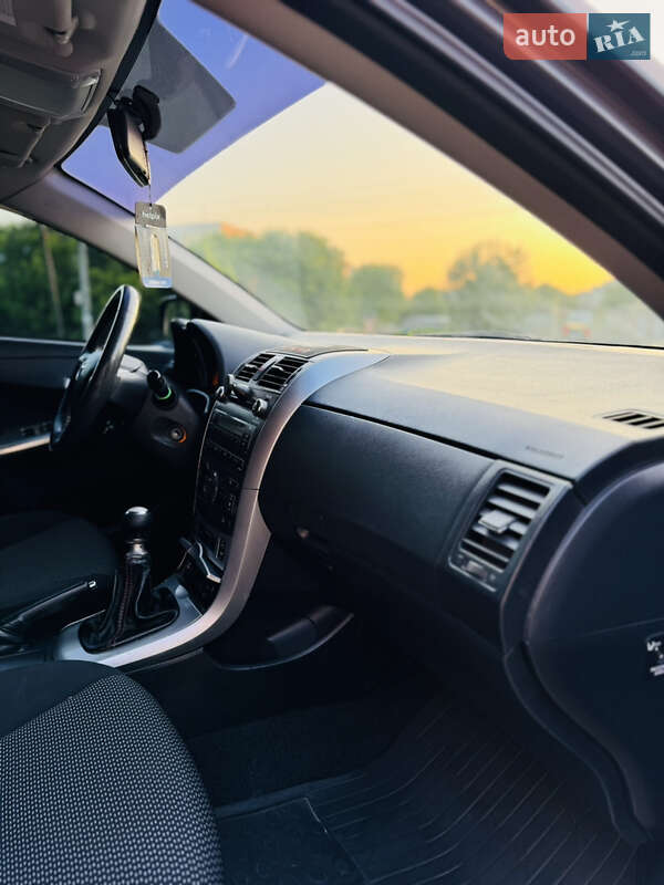 Седан Toyota Corolla 2011 в Кам'янець-Подільському