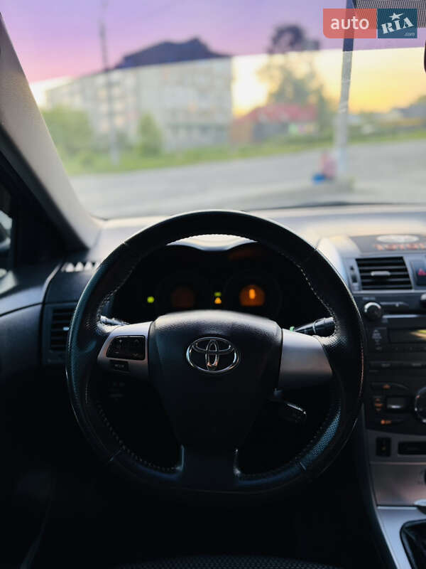 Седан Toyota Corolla 2011 в Кам'янець-Подільському