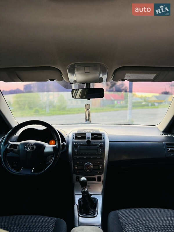 Седан Toyota Corolla 2011 в Кам'янець-Подільському