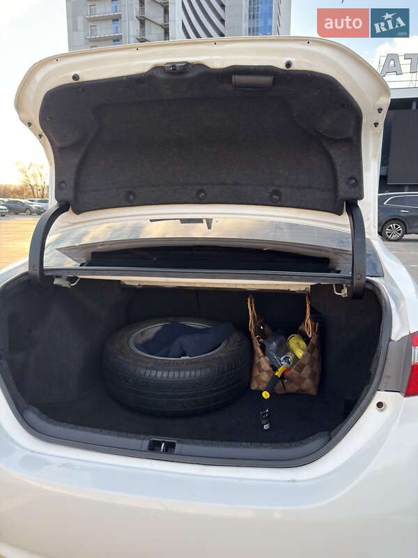 Седан Toyota Corolla 2013 в Киеве фото 28 Седан Toyota Corolla 2013 в Киеве