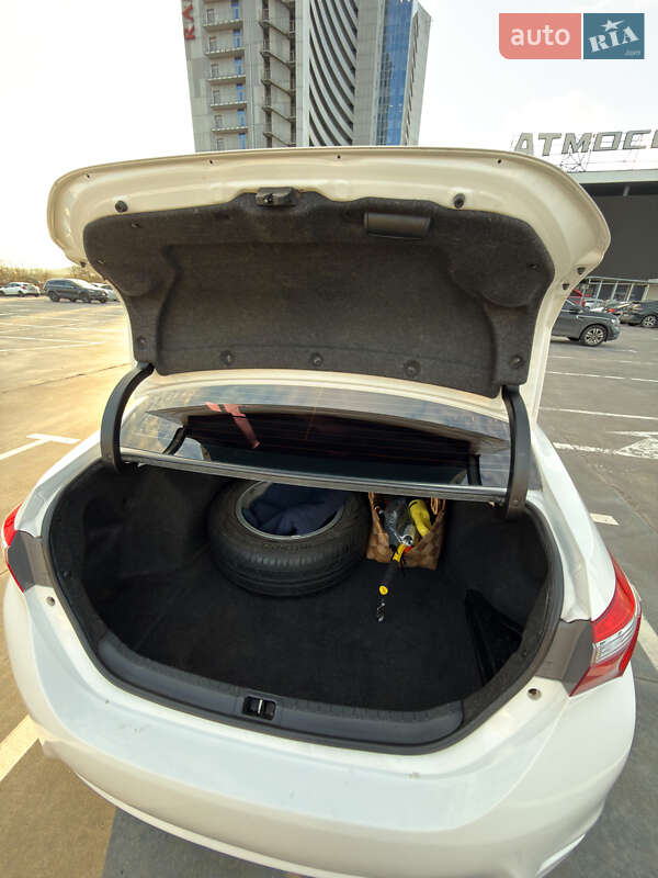 Седан Toyota Corolla 2013 в Киеве фото 30 Седан Toyota Corolla 2013 в Киеве