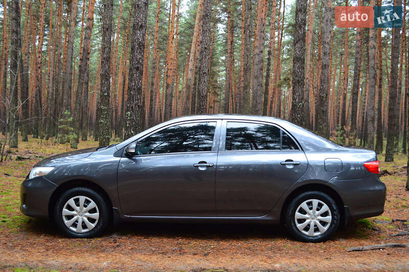 Седан Toyota Corolla 2011 в Лебедине