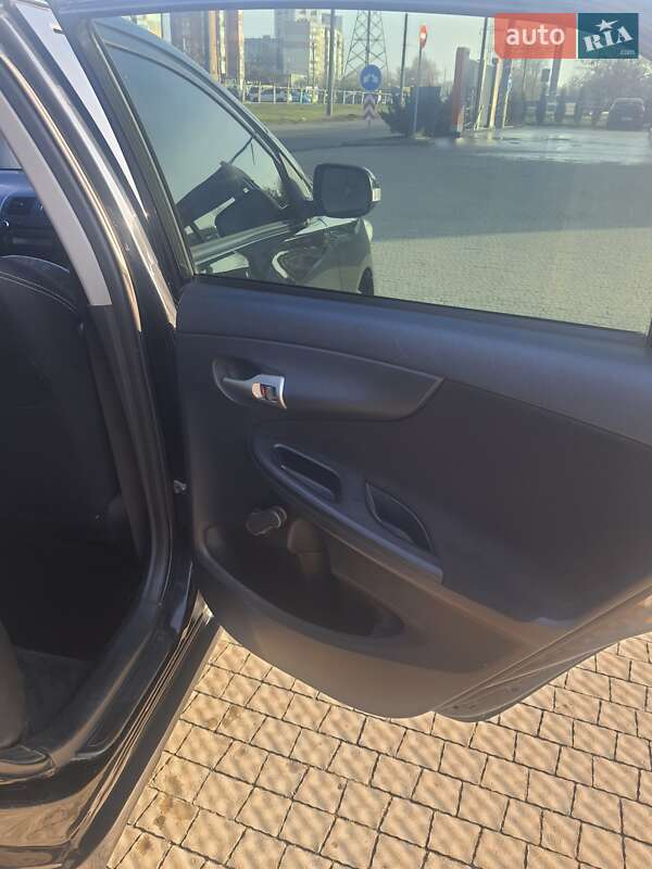 Седан Toyota Corolla 2011 в Полтаві