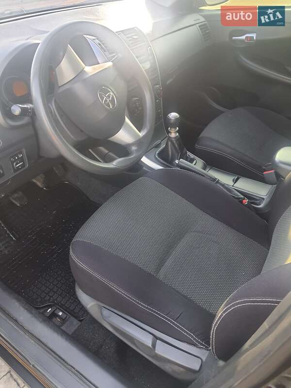 Седан Toyota Corolla 2011 в Полтаві