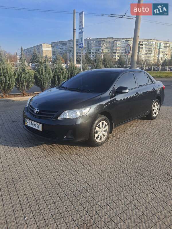 Седан Toyota Corolla 2011 в Полтаві