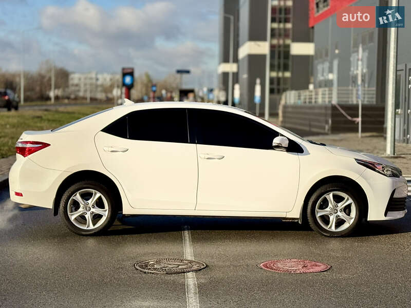 Седан Toyota Corolla 2017 в Киеве