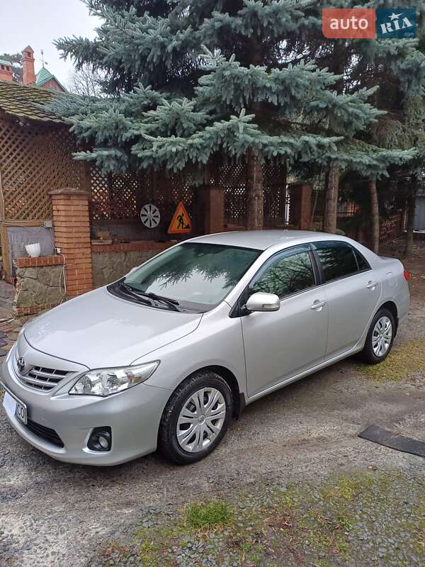 Седан Toyota Corolla 2011 в Львові