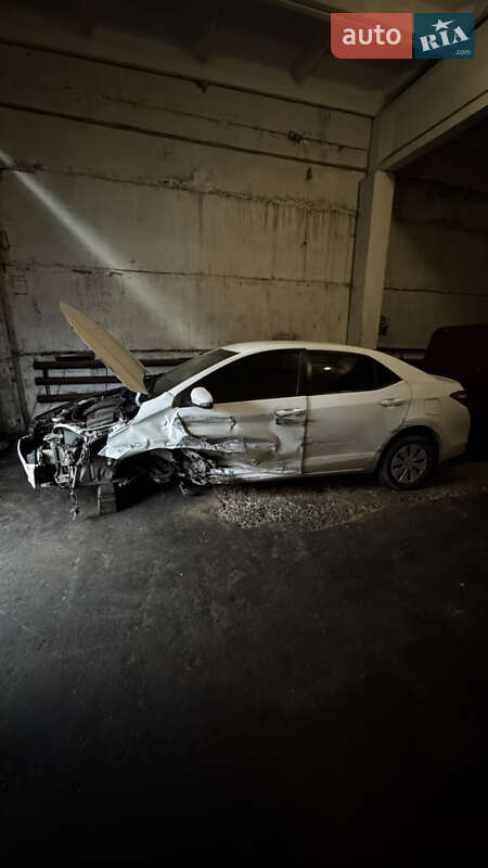 Седан Toyota Corolla 2015 в Лубнах