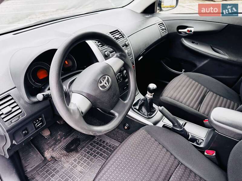 Седан Toyota Corolla 2012 в Ивано-Франковске