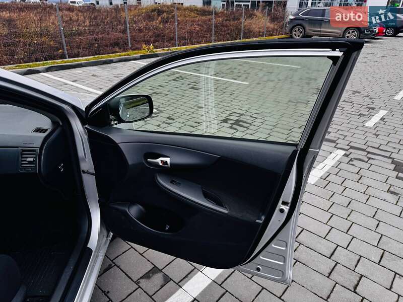 Седан Toyota Corolla 2012 в Ивано-Франковске