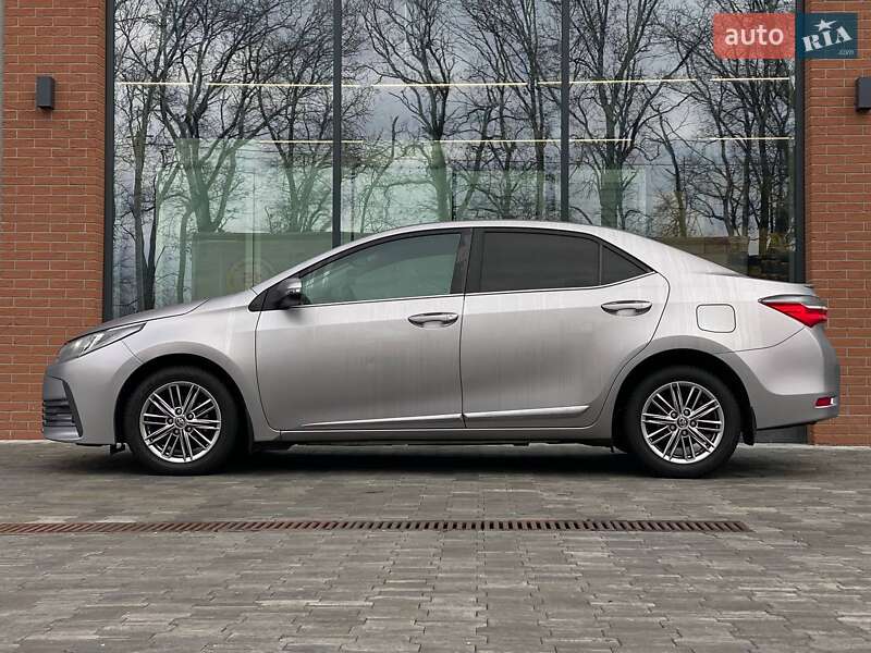 Седан Toyota Corolla 2017 в Киеве