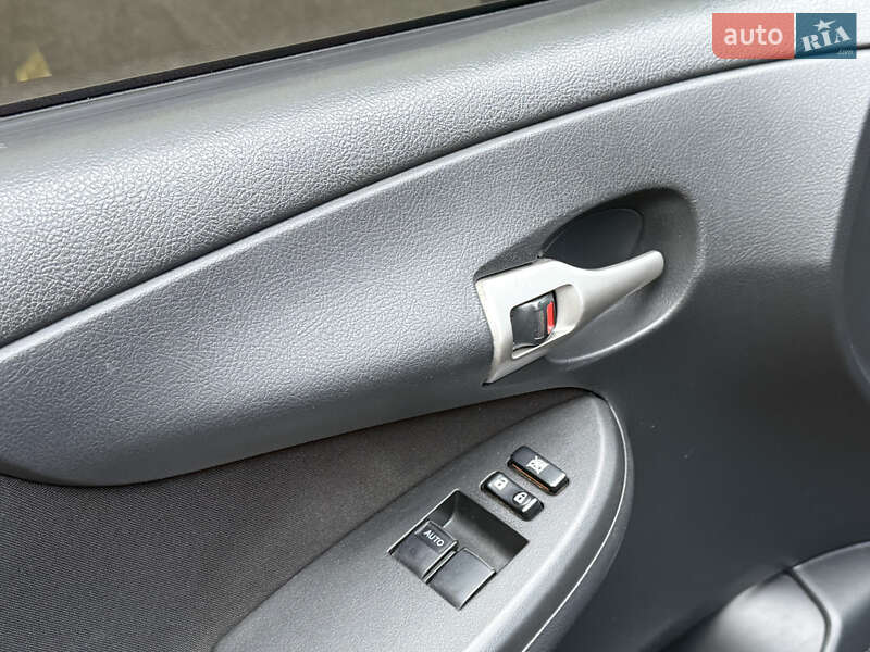 Седан Toyota Corolla 2011 в Рівному