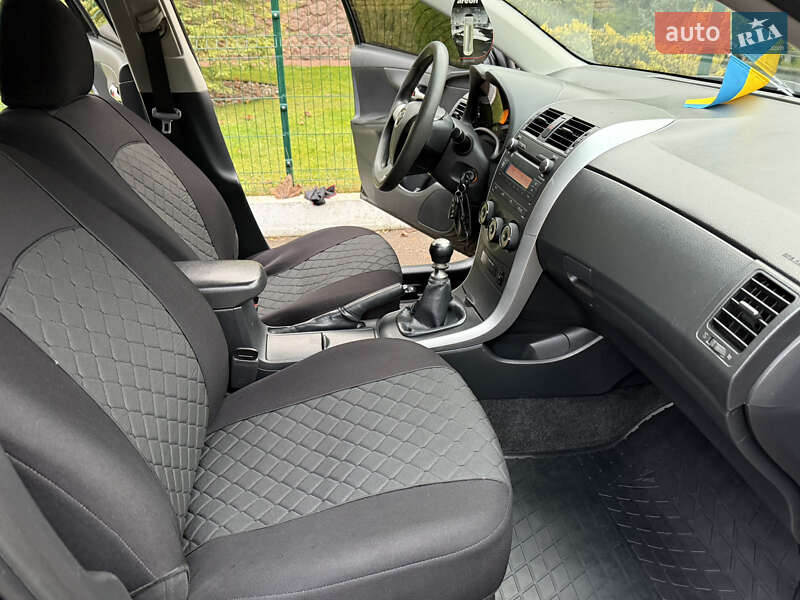 Седан Toyota Corolla 2011 в Рівному