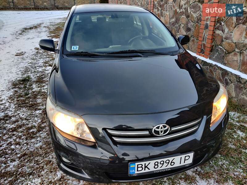 Седан Toyota Corolla 2008 в Сарнах