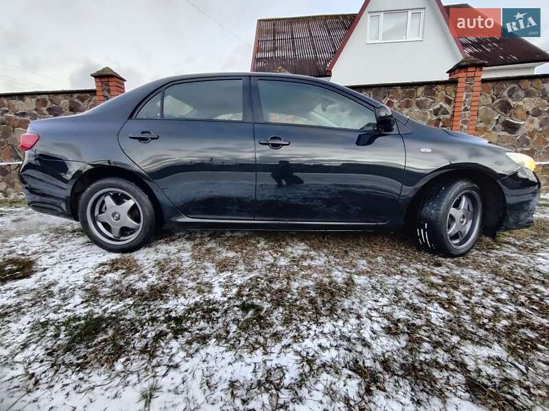 Седан Toyota Corolla 2008 в Сарнах