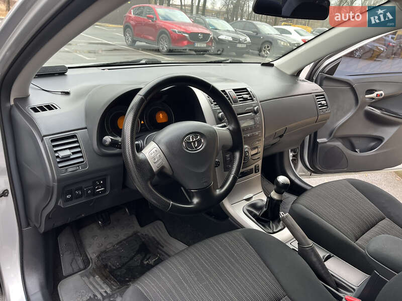 Седан Toyota Corolla 2008 в Чернигове